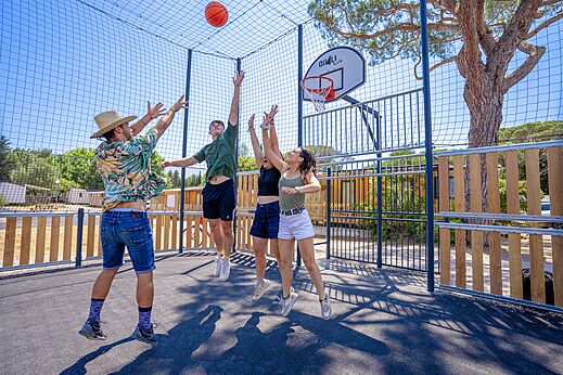 Jugendliche spielen Basketball auf dem Multisportplatz des Campingplatzes CAPFUN Le Fr�jus (83).