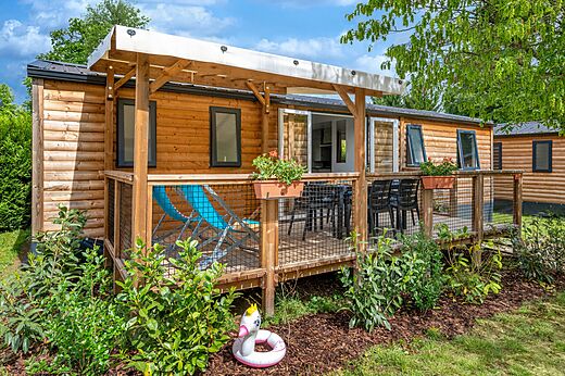 Holz-Mobilheim mit m�blierter Terrasse auf CAPFUN Le Fr�jus, Fr�jus (83).