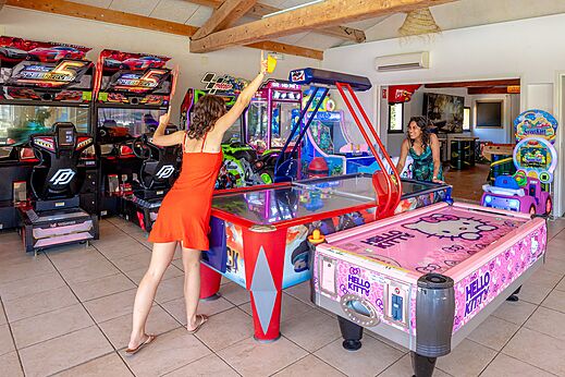 Spielzimmer mit Arcade-Automaten und Airhockey auf dem Campingplatz CAPFUN Le Fr�jus in Fr�jus (83).