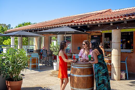 Au�enbar mit G�sten und Getr�nken auf dem Campingplatz CAPFUN Le Fr�jus in Fr�jus (83).