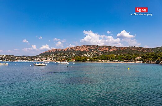 Strand von Agay und Mittelmeer mit den roten Felsen des Esterel.