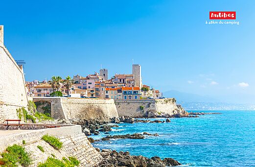 Befestigte Altstadt von Antibes und Mittelmeer, ein Ort zum Besuchen.