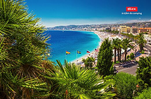 Ber�hmte Promenade des Anglais und Kieselstrand in Nizza, C�te d'Azur.