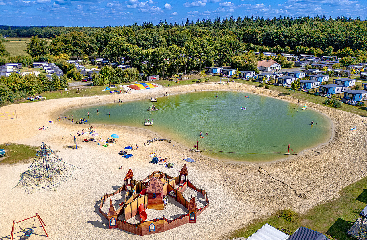 Sandstrand, Naturbadeteich, Spielpl�tze auf dem Campingplatz CAPFUN De Fruithof in Klijndijk.