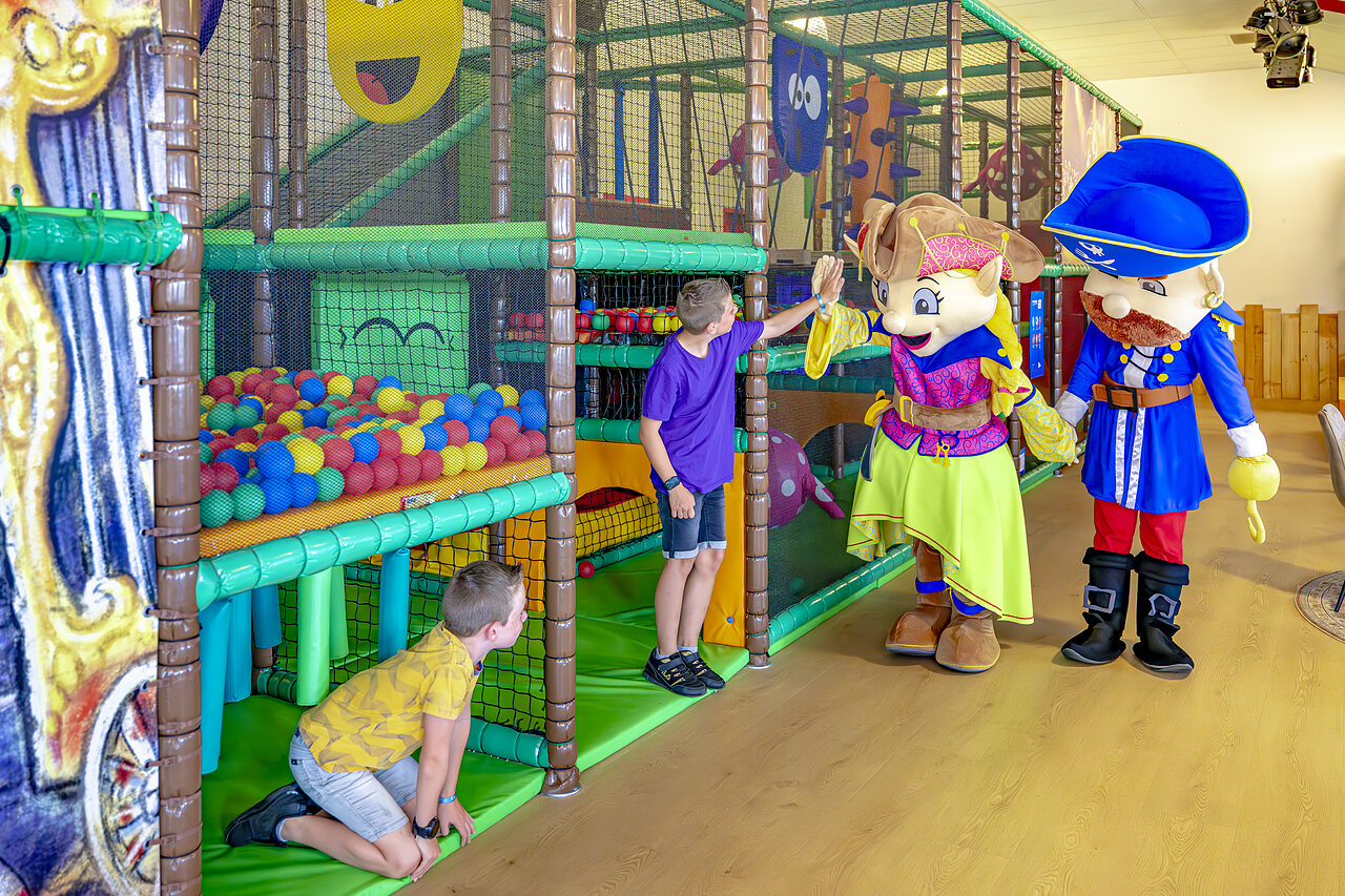 Indoor-Spielplatz mit B�llebad und Maskottchen auf dem Campingplatz CAPFUN De Fruithof in Klijndijk