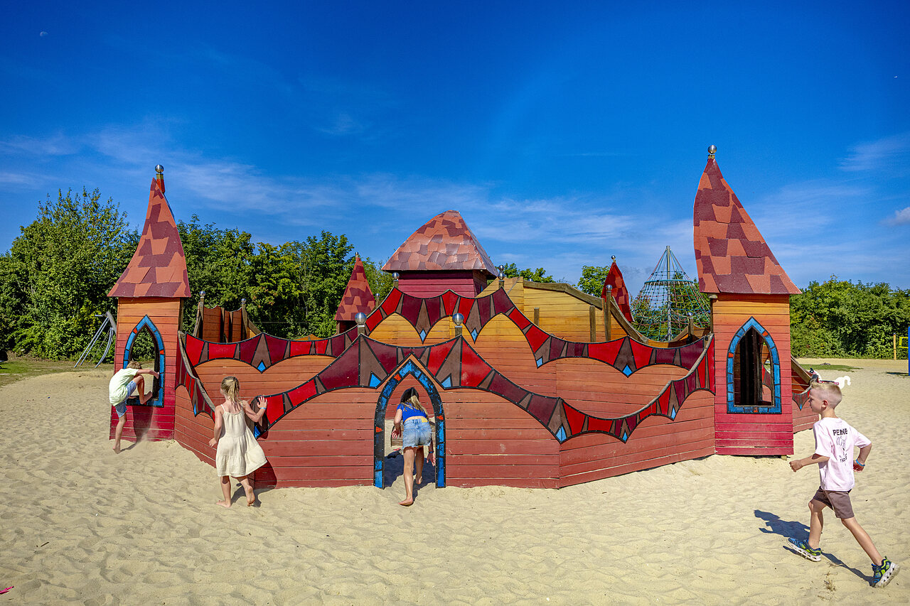 H�lzerner Burg-Spielplatz f�r Kinder auf CAPFUN De Fruithof in Klijndijk.