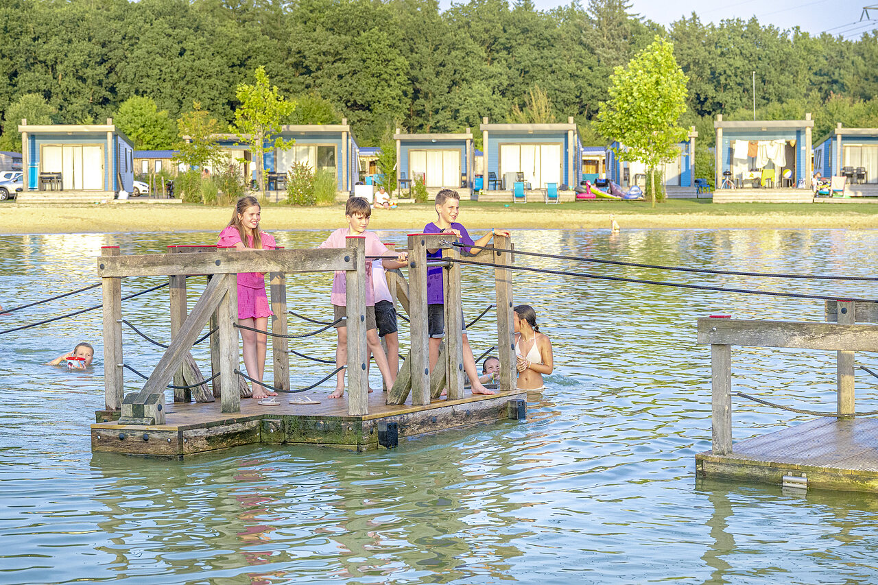Kinder spielen auf schwimmender Plattform im See, Unterk�nfte auf Camping CAPFUN De Fruithof in Klijndijk.