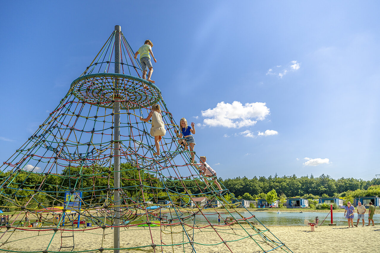Kinder auf der Kletterpyramide, Strand auf dem Campingplatz CAPFUN De Fruithof in Klijndijk.