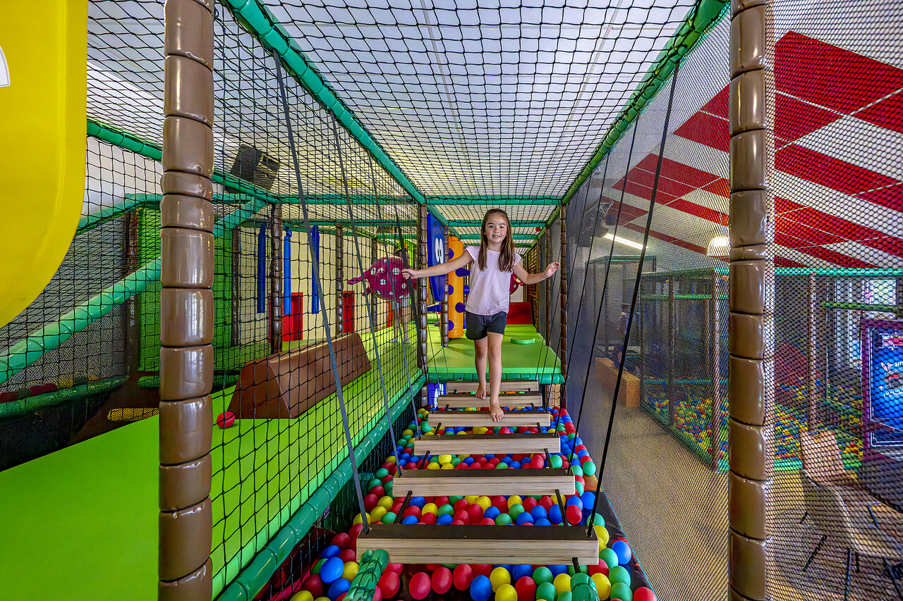 Indoor-Spielplatz mit B�llebad auf dem Campingplatz CAPFUN De Fruithof in Klijndijk.