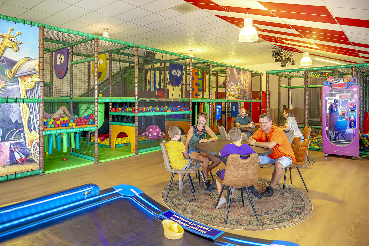 Indoor-Spielstruktur, B�llebad auf dem Campingplatz CAPFUN De Fruithof in Klijndijk.