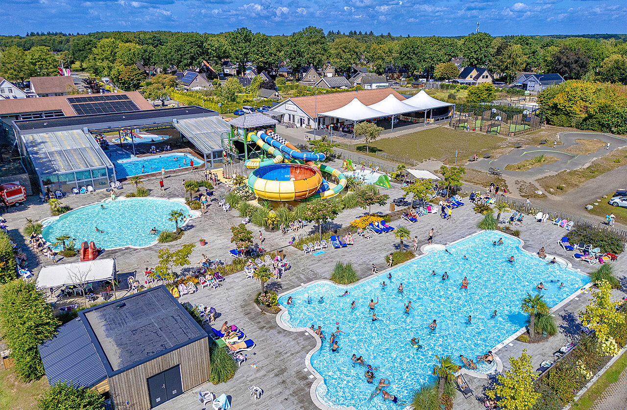 Gro�er Wasserpark, Rutschen und Schwimmb�der auf dem Campingplatz CAPFUN De Fruithof in Klijndijk.