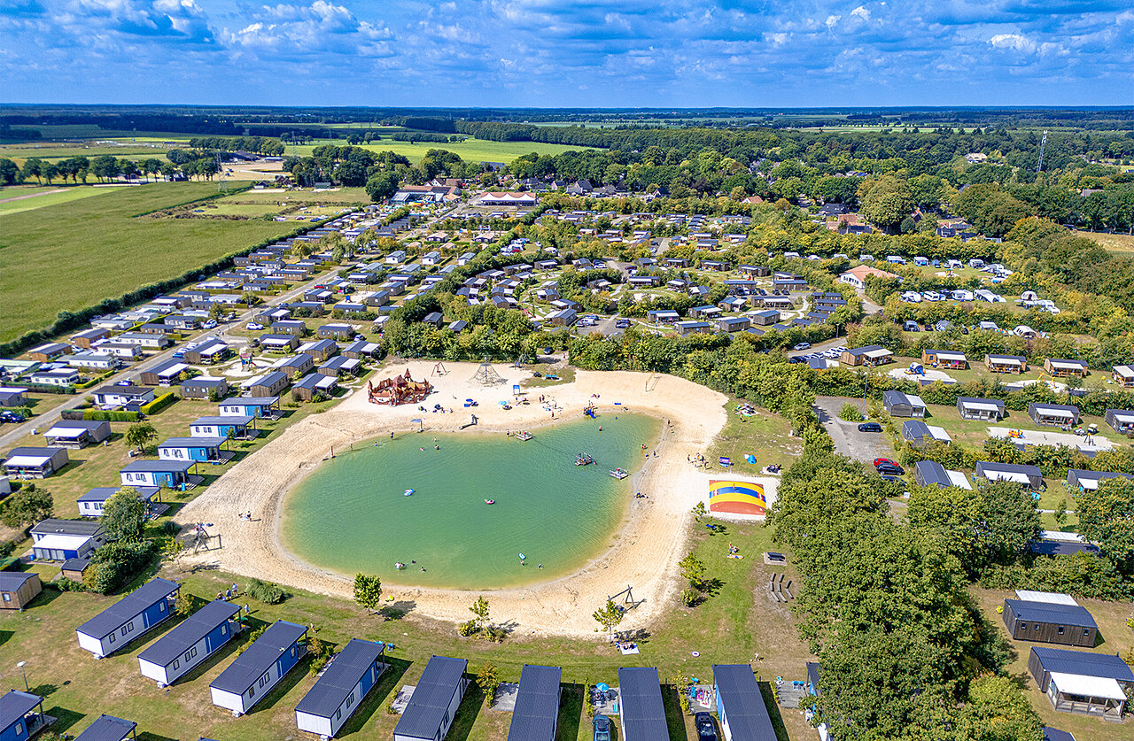 Luftaufnahme Badesee, Strand und Mobilheime auf Camping CAPFUN De Fruithof in Klijndijk.