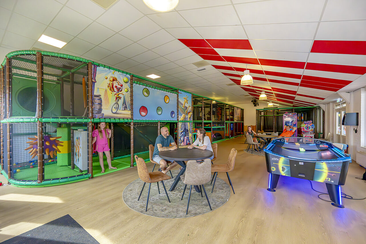 Indoor-Spielplatz, Spielstruktur und Airhockey auf dem Campingplatz CAPFUN De Fruithof in Klijndijk.