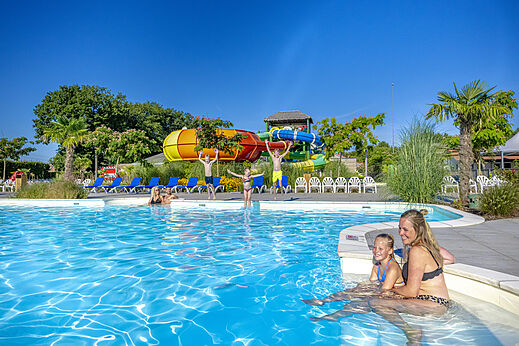 Außenpool, farbenfrohe Wasserrutschen auf dem Campingplatz CAPFUN De Fruithof in Klijndijk.