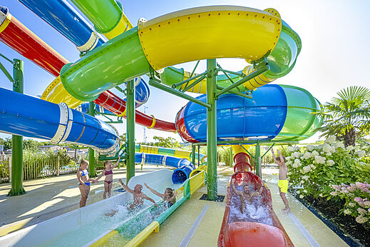 Riesige bunte Wasserrutschen mit Kindern auf dem Campingplatz CAPFUN De Fruithof in Klijndijk.