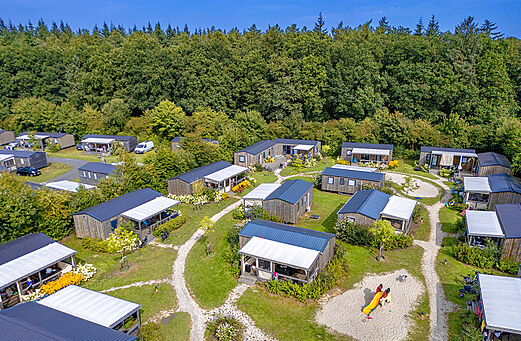 Moderne Mobilheime mit Terrassen, Luftaufnahme auf dem Campingplatz CAPFUN De Fruithof in Klijndijk.