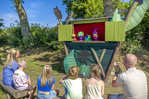 Puppentheater für Kinder mit einer Familie auf dem Campingplatz CAPFUN De Fruithof in Klijndijk.