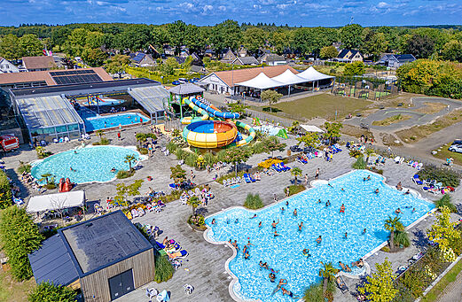 Luftaufnahme Wasserpark, Rutschen und Pools am Campingplatz CAPFUN De Fruithof in Klijndijk.