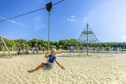 Seilrutsche und Sandspielplatz am Campingplatz CAPFUN De Fruithof in Klijndijk.