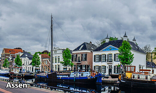 Kanal mit Booten und historischen Häusern in Assen, Drenthe, Niederlande.