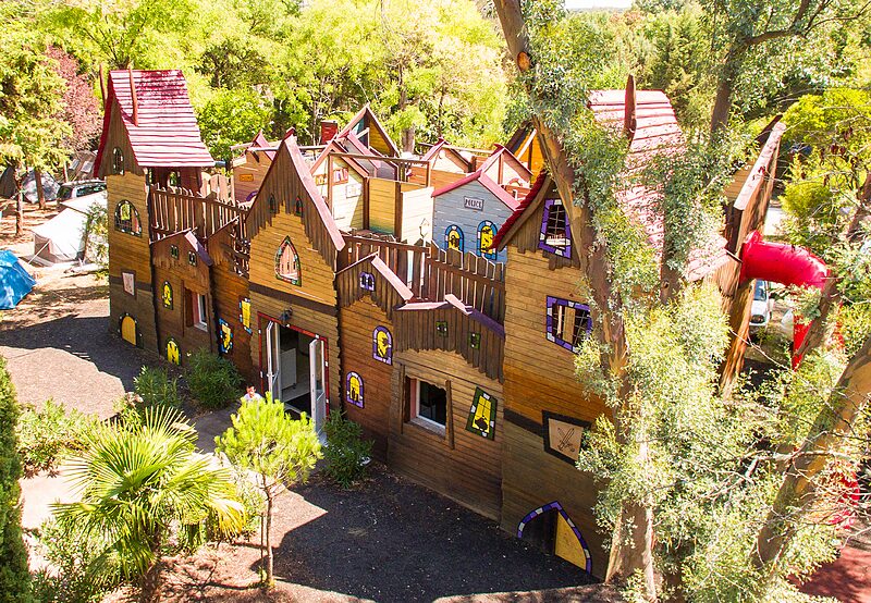 Jeu Carabouille - Grande structure de jeux en bois avec toboggan au camping CAPFUN Fumades � ALLEGRE-LES-FUMADES.