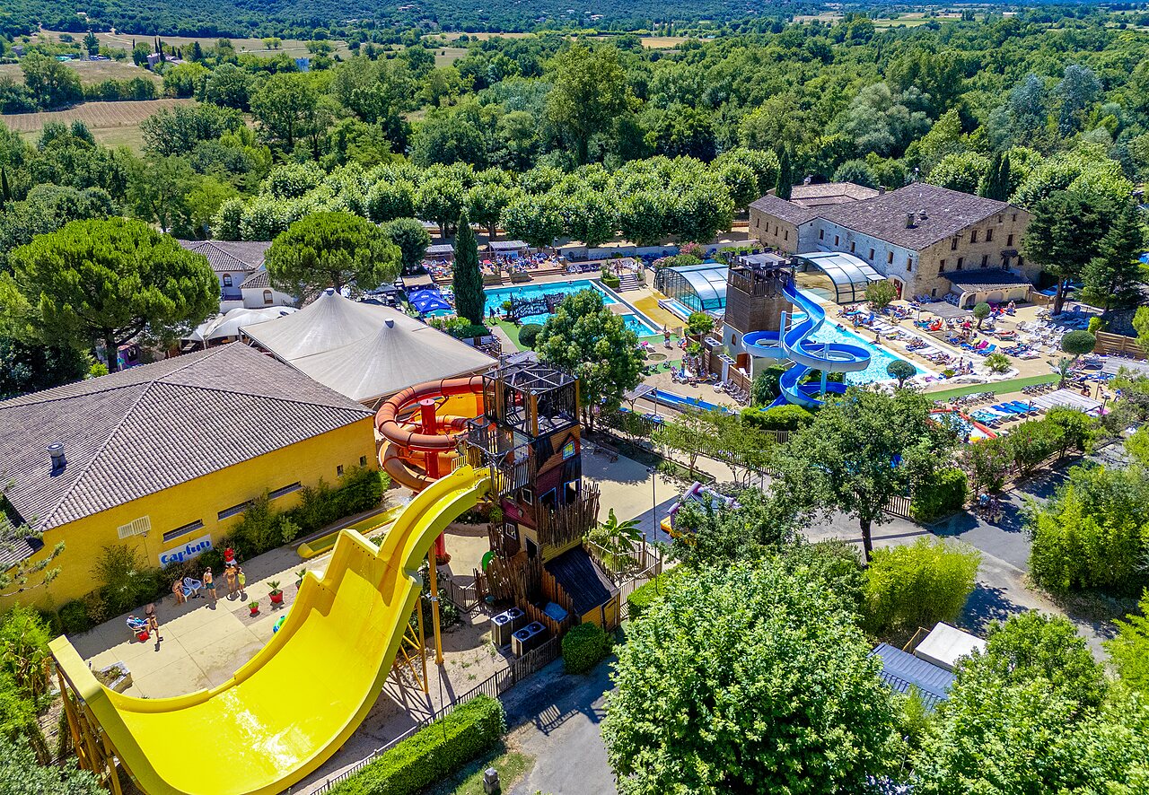 Vue a�rienne du parc aquatique avec toboggans g�ants et piscines au camping CAPFUN Fumades � ALLEGRE-LES-FUMADES (30).