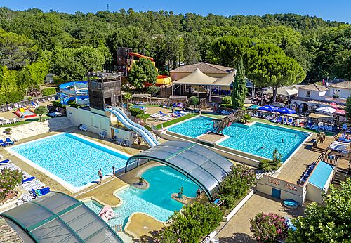 Luchtfoto van groot waterpark met zwembaden en glijbanen op camping CAPFUN Fumades in ALLEGRE-LES-FUMADES (30).
