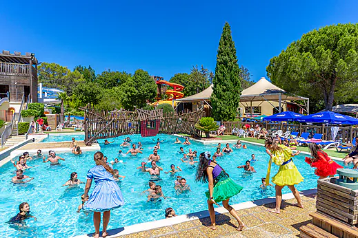 Piscine ext�rieure anim�e et toboggans au camping CAPFUN Fumades � ALLEGRE-LES-FUMADES (30).