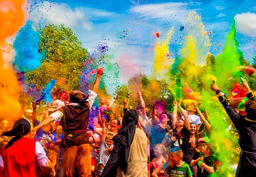 Kleurenfestival met Holi-poeder en vrolijke deelnemers op camping CAPFUN Fumades in ALLEGRE-LES-FUMADES (30).