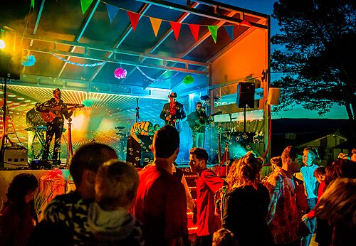 Avondconcert met muzikanten en publiek op camping CAPFUN Fumades in ALLEGRE-LES-FUMADES (30).