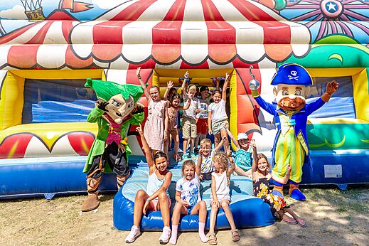 Opblaasbare structuur, kinderen en mascottes op camping CAPFUN Fumades in ALLEGRE-LES-FUMADES (30).