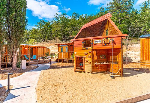 Houten speeltuin en stacaravans op camping CAPFUN Fumades in ALLEGRE-LES-FUMADES (30).