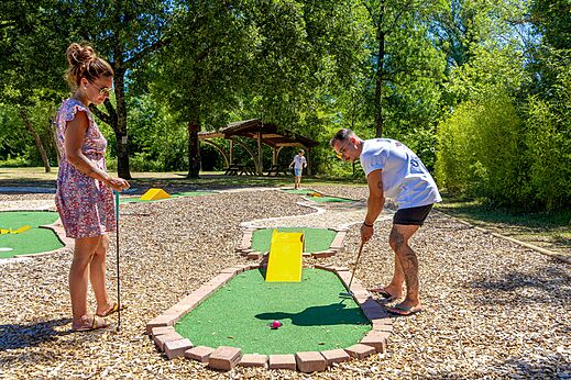 Familie minigolfbaan op camping CAPFUN Fumades in ALLEGRE-LES-FUMADES (30).