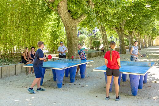 Buiten tafeltenniswedstrijd op camping CAPFUN Fumades in ALLEGRE-LES-FUMADES (30).