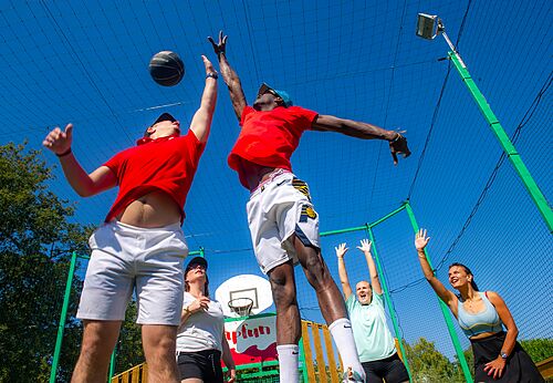 Basketbalspelers in wedstrijd op multisportterrein bij camping CAPFUN Fumades.