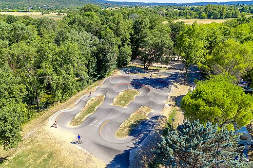 Pump track baan voor fietsen en scooters op camping CAPFUN Fumades in ALLEGRE-LES-FUMADES (30).