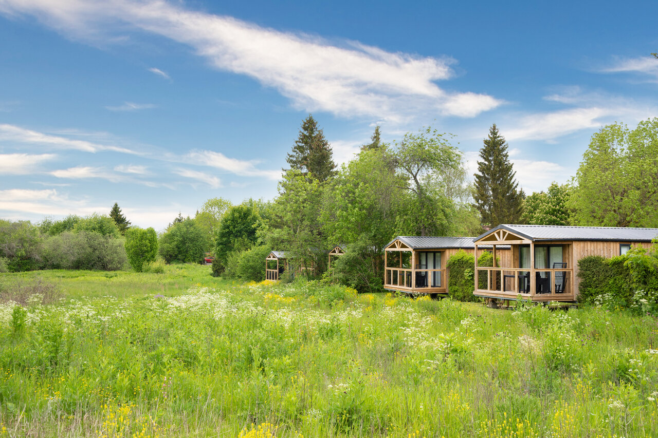 Wooden mobile homes with terraces, natural environment at CAPFUN Fuvettes campsite in Malbuisson (25).