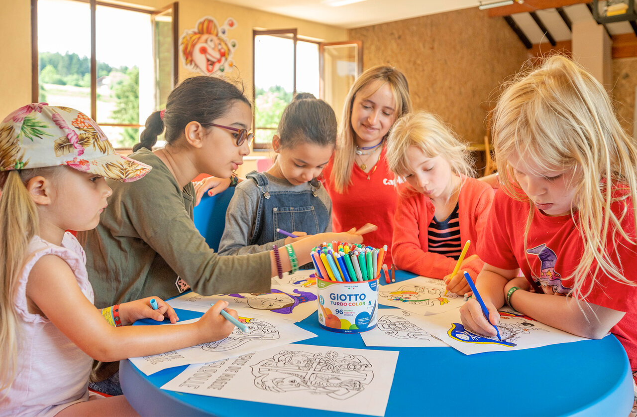 Children's coloring activity with animator at CAPFUN Fuvettes campsite in Malbuisson (25).
