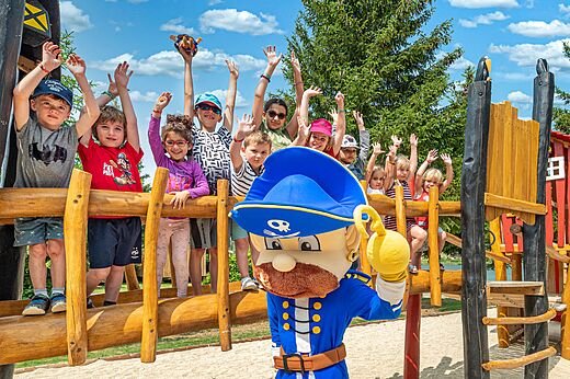 Vrolijke kinderen en piratenmascotte op de speeltuin van camping CAPFUN Fuvettes in Malbuisson (25).
