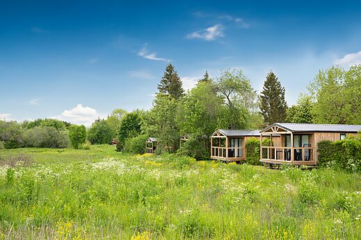 Houten Mobil-homes met terrassen in natuurlijke omgeving op camping CAPFUN Fuvettes in Malbuisson (25).