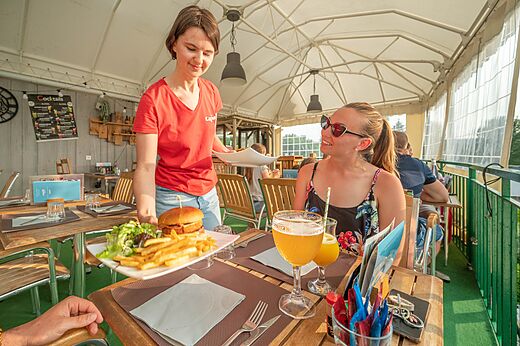 Maaltijdservice in het restaurant van camping CAPFUN Fuvettes in Malbuisson.