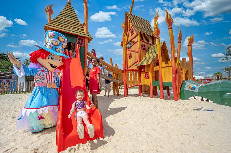 Carabouille Spielplatz - Maskottchen, Rutsche und Kinderspielplatz auf dem Campingplatz CAPFUN Golf in SAINT JEAN DE LA RIVIERE (50).