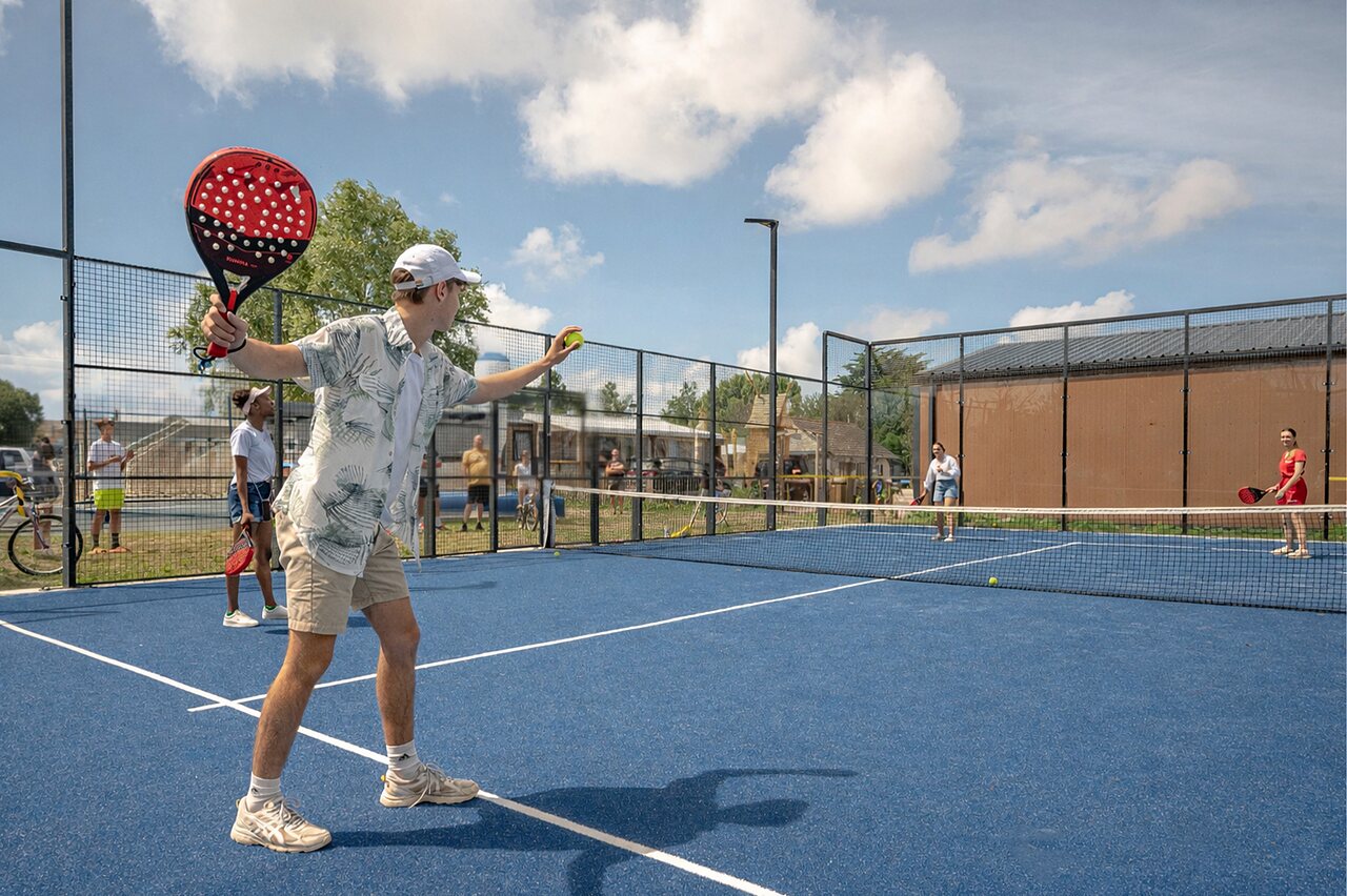 Padelspieler auf blauem Platz im CAPFUN Golf, SAINT JEAN DE LA RIVIERE (50).