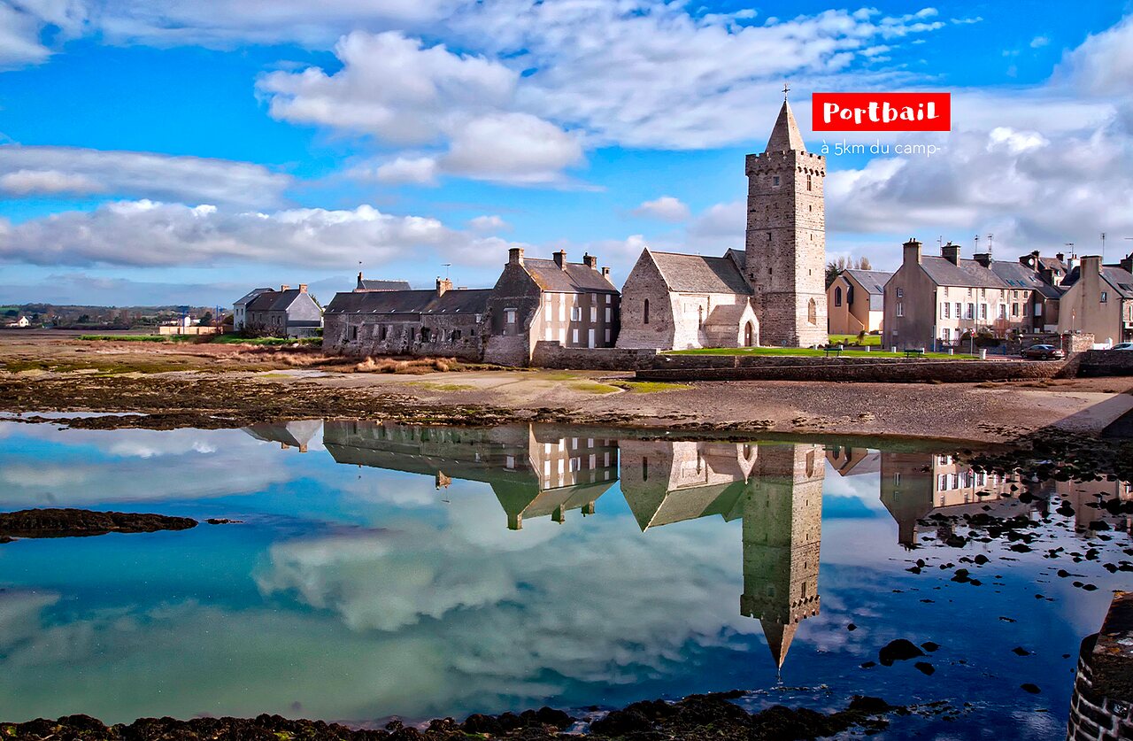 Kirche von Portbail und ihre Spiegelungen im Wasser, Ausflugsziel in der Normandie.