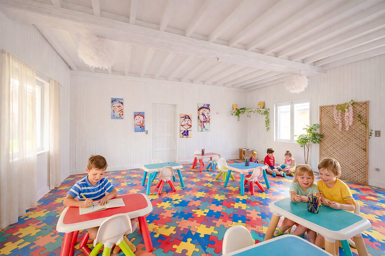 Kinderclub mit kreativen Aktivit�ten auf dem Campingplatz CAPFUN Golf in SAINT JEAN DE LA RIVIERE (50).