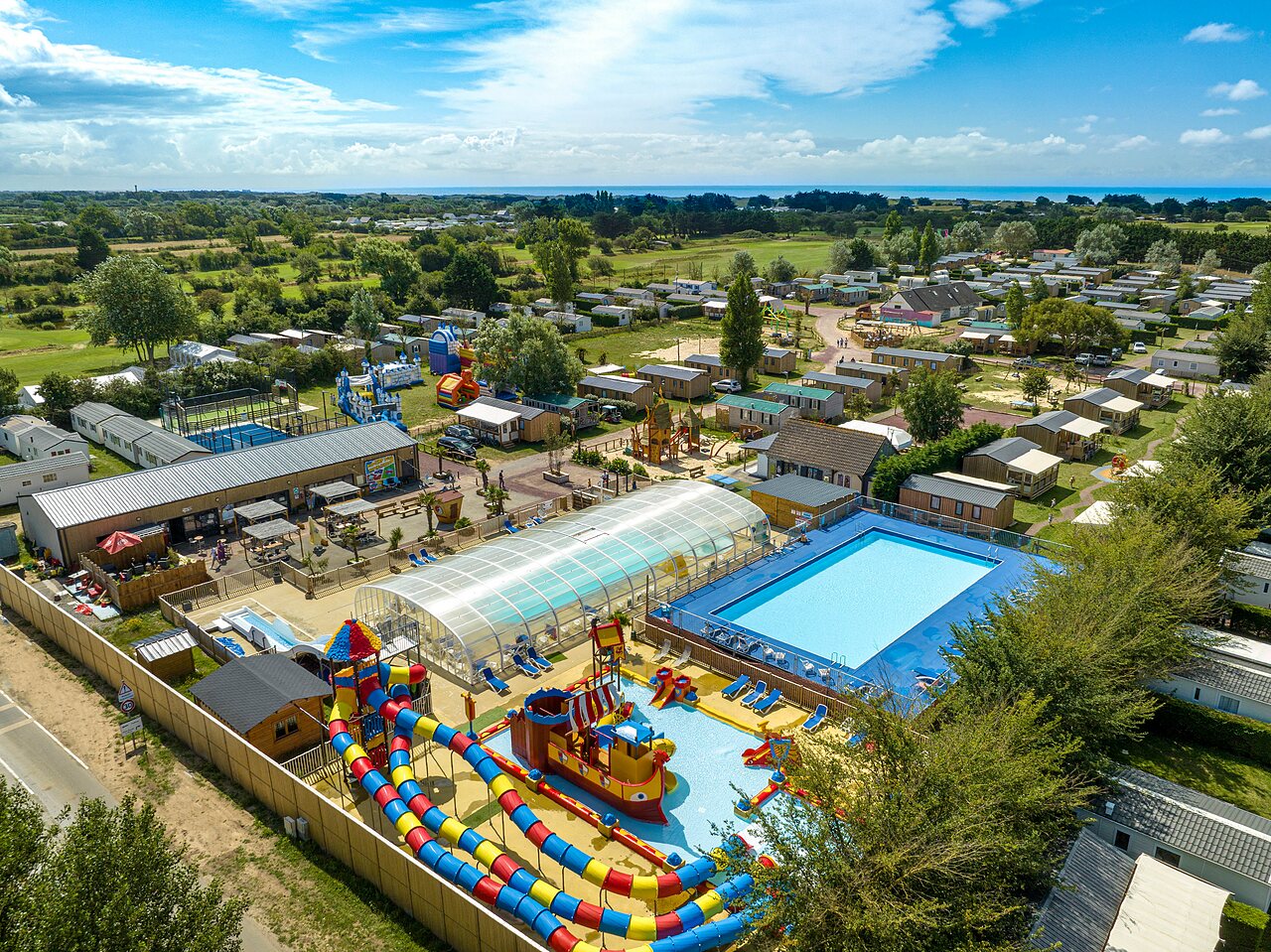 Wasserpark, Pools, Mobilheime auf dem Campingplatz CAPFUN Golf in SAINT JEAN DE LA RIVIERE (50).