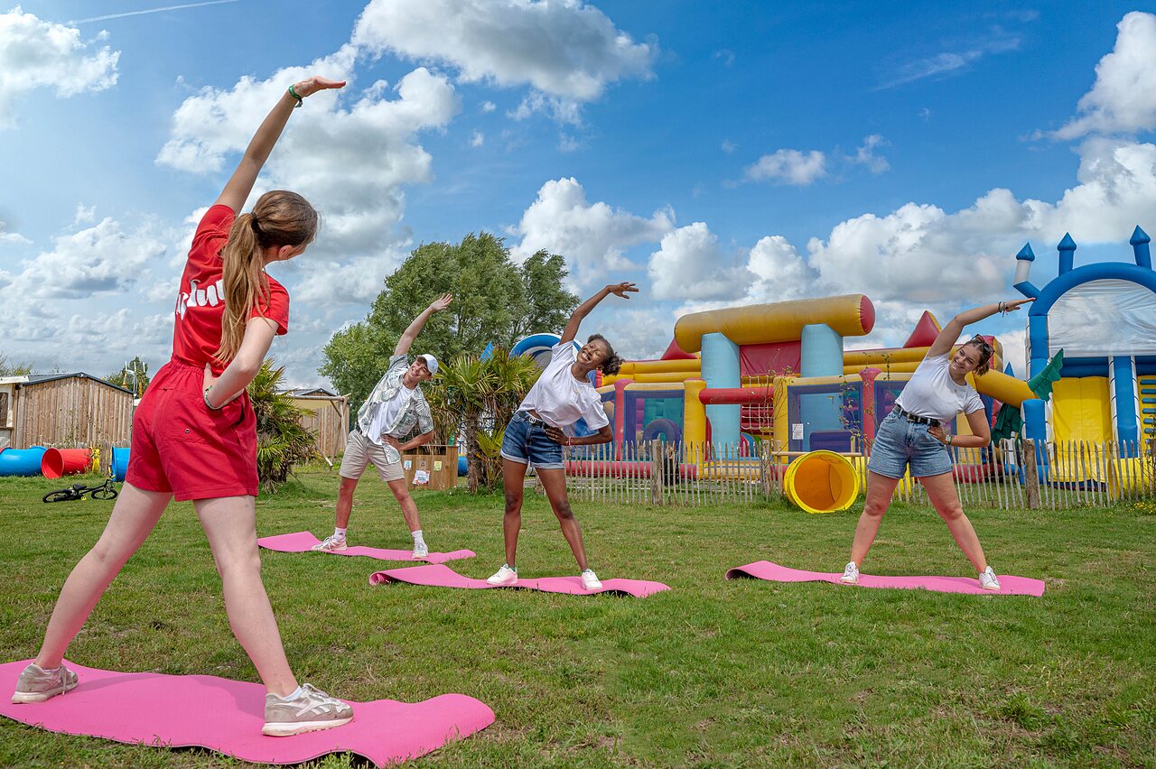 Fitness-Animation mit H�pfburgen auf Campingplatz CAPFUN Golf in SAINT JEAN DE LA RIVIERE (50).