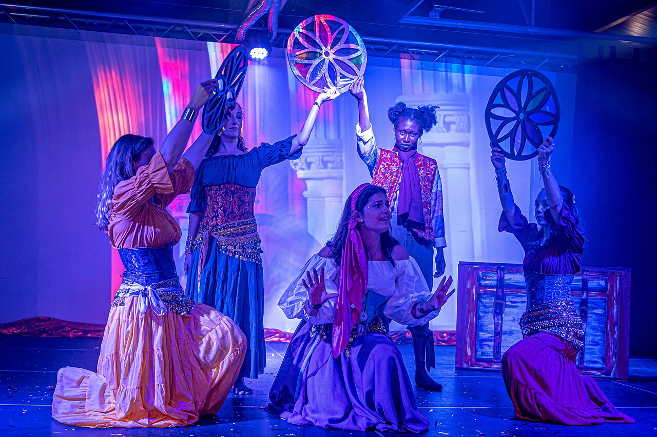 Animationsshow mit kost�mierten T�nzern auf dem Campingplatz CAPFUN Golf in SAINT JEAN DE LA RIVIERE (50).