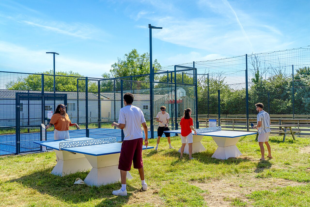 Tischtennis auf dem Campingplatz CAPFUN Golf in SAINT JEAN DE LA RIVIERE (50).