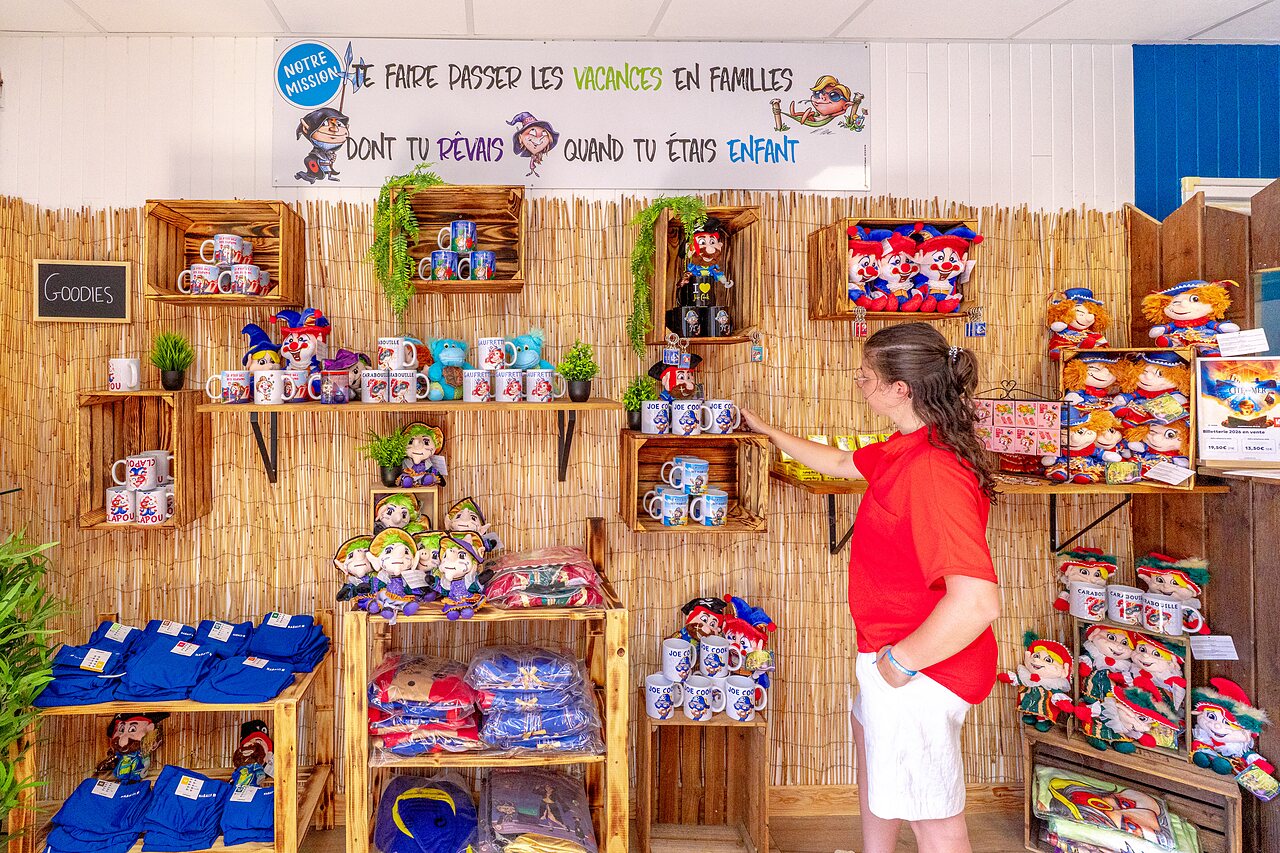 Souvenirshop mit Tassen, Pl�schtieren und Textilien auf dem Campingplatz CAPFUN Golf in SAINT JEAN DE LA RIVIERE.
